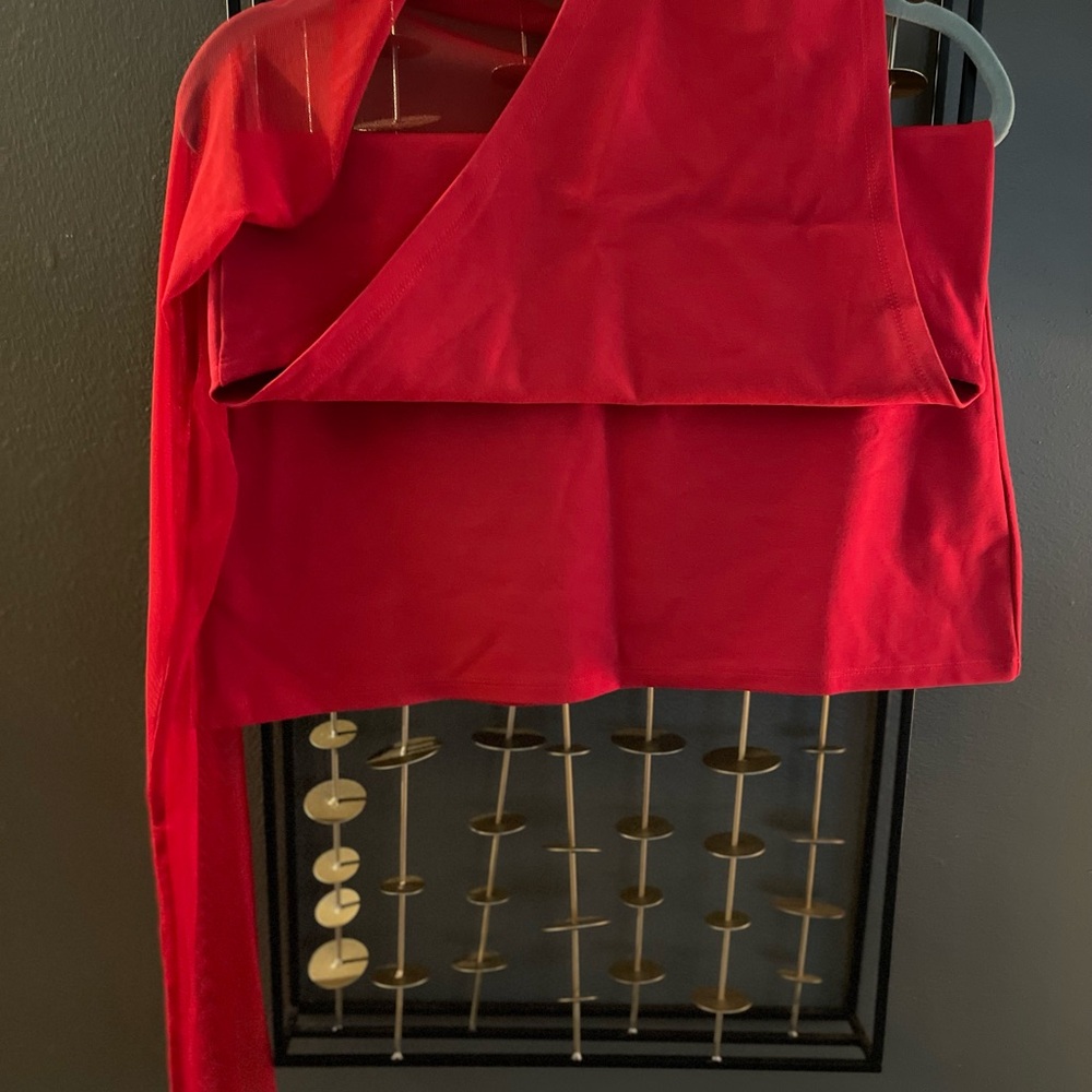 Red top. - Picture 7 of 8